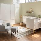Kit Quarto Infantil Theo com Pés Retrô Natural - Berço + Cômoda 6 Gavetas + Guarda-Roupa 3 Portas + Poltrona e Puff Capri - Branco Fosco