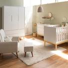 Kit Quarto Infantil Theo com Pés Square Natural - Berço + Cômoda 6 Gavetas + Guarda-Roupa 3 Portas + Poltrona de Amamentação Lola com Puff