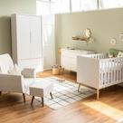 Kit Quarto Theo com Pés Retrô Natural - Berço + Cômoda 3 Gavetas e 1 Porta + Guarda-Roupa 2 Portas + Poltrona de Amamentação Lola com Puff - Branco