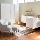 Kit Quarto Theo com Pés Retrô Natural - Berço + Cômoda 3 Gavetas e 1 Porta + Guarda-Roupa 3 Portas + Poltrona de Amamentação Capri com Puff - Branco