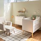 Kit Quarto Theo com Pés Retrô Natural - Berço + Cômoda 3 Gavetas + Poltrona de Amamentação Lola com Puff