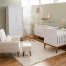 Kit Quarto Theo com Pés Square Mel - Berço + Cômoda 3 Gavetas e 1 Porta + Guarda-Roupa 2 Portas + Poltrona de Amamentação Lola com Puff - Branco