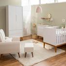 Kit Quarto Theo com Pés Square Mel - Berço+ Cômoda 3 Gavetas + Guarda-Roupa 2 Portas + Poltrona de Amamentação Lola com Puff - Branco