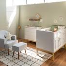 Kit Quarto Theo com Pés Square Natural - Berço + Cômoda 3 Gavetas + Poltrona de Amamentação Capri com Puff - Branco
