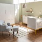 Kit Quarto Theo com Pés Square Natural - Berço + Cômoda 6 Gavetas + Guarda-Roupa 3 Portas + Poltrona de Amamentação Capri com Puff - Branco