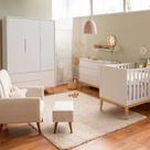 Kit Quarto Theo com Pés Square Natural - Berço Mini Cama + Cômoda 3 Gavetas e 1 Porta + Guarda-Roupa + Poltrona de Amamentação Lola com Puff - Branco