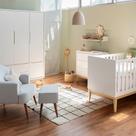 Kit Quarto Theo com Pés Square Natural - Berço Mini Cama + Cômoda 3 Gavetas + Guarda-Roupa 3 Portas + Poltrona de Amamentação com Puff Capri - Branco
