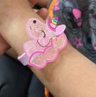 Kit Relógio Infantil Digital Pisca Luz Toca Musica Princesas Disney Minnie Barbie + Pulseira Bracelete 3D Colorida