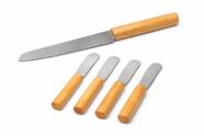 Kit Tábua Migalheira de Pão em Bambu + Faca Serrilhada + 4 Espátulas para Manteiga KIT:SOMENTE A FACA E 4 ESPATULAS