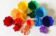 Kit tesoura, pompons e potes coloridos Kit tesoura, pompons e potes coloridos