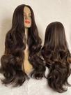 Lacewig peruca morena iluminada ondulada longa luzes discretas castanho fibra premium