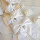 Laço de cabelo gabi com flor removivel crepe amanda branco