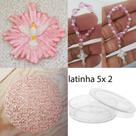 Lembrancinhas para montar 10 latinhas acrílico 5x2 + 10 mini terços + 10 apliques de biscuit + 10 círculos de tela de fundo para aplique