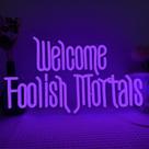 Letreiro de néon Symone Welcome Foolish Mortals roxo 41x24cm