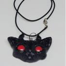 lindo colar com pingente gato preto Místico com olhos vermelhos e chifres
