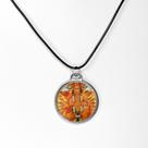 Lindo colar pingente arte resinada Deus Vishnu e avatares
