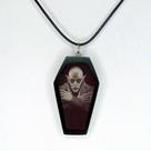 Lindo colar pingente arte resinada em forma caixão nosferatu