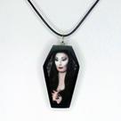 Lindo colar terror feito a mão tipo caixão resinado morticia