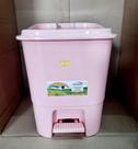 Lixeira Quadrada Plástica com Pedal 7L Cor: Rosa - Plasmont