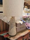 Luminaria Abajur em ceramica bege com detalhes 55,6 cm de altura base ceramica 42 cm de altura cupula 30 cm
