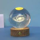 Luminária Bola de Cristal Galáxia LED 3D Luz Noturna Decorativa Base Madeira Presente Criativo Quarto Sala