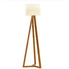 Luminária de Chão Classic com Pés de Madeira Tebarrot Cor Off White Nature Luminária de Chão Classic com Pés de Madeira Tebarrot Cor Off White Nature