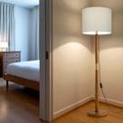 Luminária de Chão Imperial Fina Cúpula em Tecido Acabamento em Dourado Design Sofisticado em Madeira, Iluminação Aconchegante
