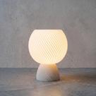Luminária de Mesa Abajur Ylia Design Minimalista 24x18cm Lâmpada LED Quarto Sala Escritório Muvia