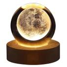 Luminária de Mesa Decorativa Bola de Cristal com Ilustração 3D Base de Madeira Sistema Solar Lua Galáxia