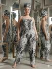 Macacão Feminino Estampado com Alças Ajustáveis e Design Moderno