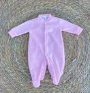 Macacão soft rosa, com coração branco Macacão soft rosa, com coração branco