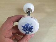 Macaneta Porcelana Floral Azul Bola 55mm P/ Porta 18-06 Macaneta Porcelana Floral Azul Bola 55mm P/ Porta 18-06