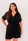 Macaquinho Plus Size com Faixa e Bolsos Macaquinho Plus Size com Faixa e Bolsos