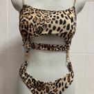 Maiô animal print e correntes dourada menina selvagem