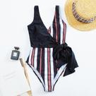 Maiô feminino de uma peça com listras florais costuradas nas costas com gravata cruzada