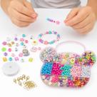 Maleta de Miçangas Infantil Completa Pingente 945 Para Montar Pulseira Letras Coloridas Entremeios Maleta de Miçangas Infantil Completa Pingente 945 Para Montar Pulseira Letras Coloridas Entremeios