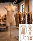 Manequim feminino (Meio corpo modelo jó n.36) bege com tampa prata + pedestal retro bege