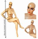 Manequim feminino (Pose sentada Bege, Rosto maquiado N.38) Mão na cintura na cor Bege.