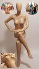 Manequim feminino (Pose sentada na cor bege N.38/40) Mão na cintura cabeça ovo.