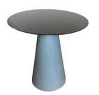Mesa de Apoio Cone Base Cimento Texturizado - Tampo Laqueado Preto 60 cm Altura 70 cm