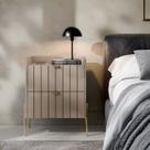 mesa de cabeceira com gaveta para cama quarto moriah 45cm pés e puxadores em ferro classico dourado