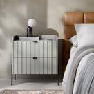 mesa de cabeceira com gavetas riscada moriah 60cm luxuosa para quarto cama casal pé e puxador slim preto
