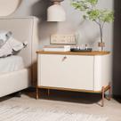 Mesa de Cabeceira Curva 1 Gaveta Pés e Puxadores em Metal 76cm Tucupí Bege Off White/Nature/Bronze Mesa de Cabeceira Curva 1 Gaveta Pés e Puxadores em Metal 76cm Tucupí Bege Off White/Nature/Bronze