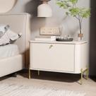 Mesa de Cabeceira Curva 1 Porta Pés e Puxadores em Metal 76cm 100% MDF Tucupí Bege Mesa de Cabeceira Curva 1 Porta Pés e Puxadores em Metal 76cm 100% MDF Tucupí Bege