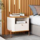 Mesa de Cabeceira Curva Gaveta 1 Nicho Pés e Puxadores em Metal 45cm Tucupí Bege Off White/Nature/Bronze Mesa de Cabeceira Curva Gaveta 1 Nicho Pés e Puxadores em Metal 45cm Tucupí Bege Off White/Nature/Bronze