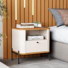 Mesa de Cabeceira Curva Gaveta 1 Nicho Pés e Puxadores em Metal 45cm Tucupí Bege Off White/Nature/Preto