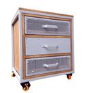 Mesa de Cabeceira Estilo Industrial com 3 Gavetas e 4 Rodízios - Ferro em Cinza e Madeira Tom Castanheira
