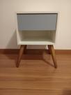 Mesa De Cabeceira Estilo Retrô Em Mdf Branco E Gaveta Azul Mesa De Cabeceira Estilo Retrô Em Mdf Branco E Gaveta Azul