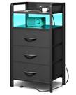 Mesa de Cabeceira Lazzanto com Carregador, Estação de Carregamento e Faixa de Luz LED, Mesa de Cabeceira com Prateleira e 3 Gavetas de Tecido, Mesa Lateral Moderna com Portas USB e Tomadas AC
