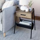 Mesa de cabeceira Nathan James Hugo Wood com gaveta e rede de couro